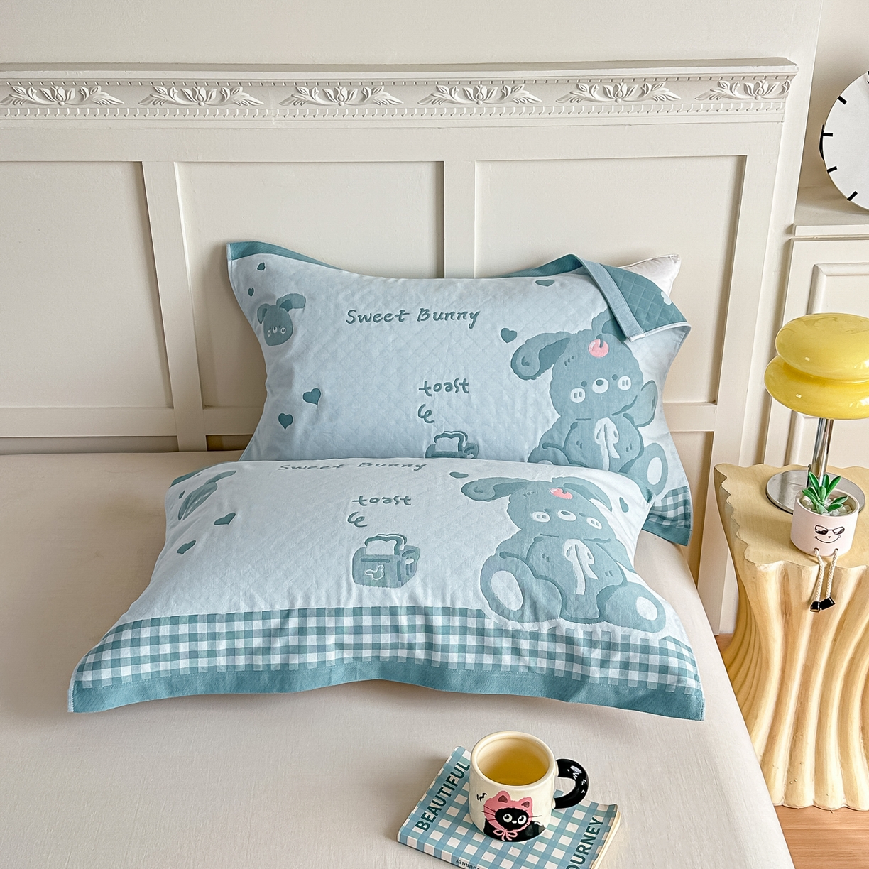 91家纺网 家纺一手货源 找家纺 沐瑟家纺 2025新款馨梦枕巾 乖小兔-湖蓝 52x75cm枕巾一对