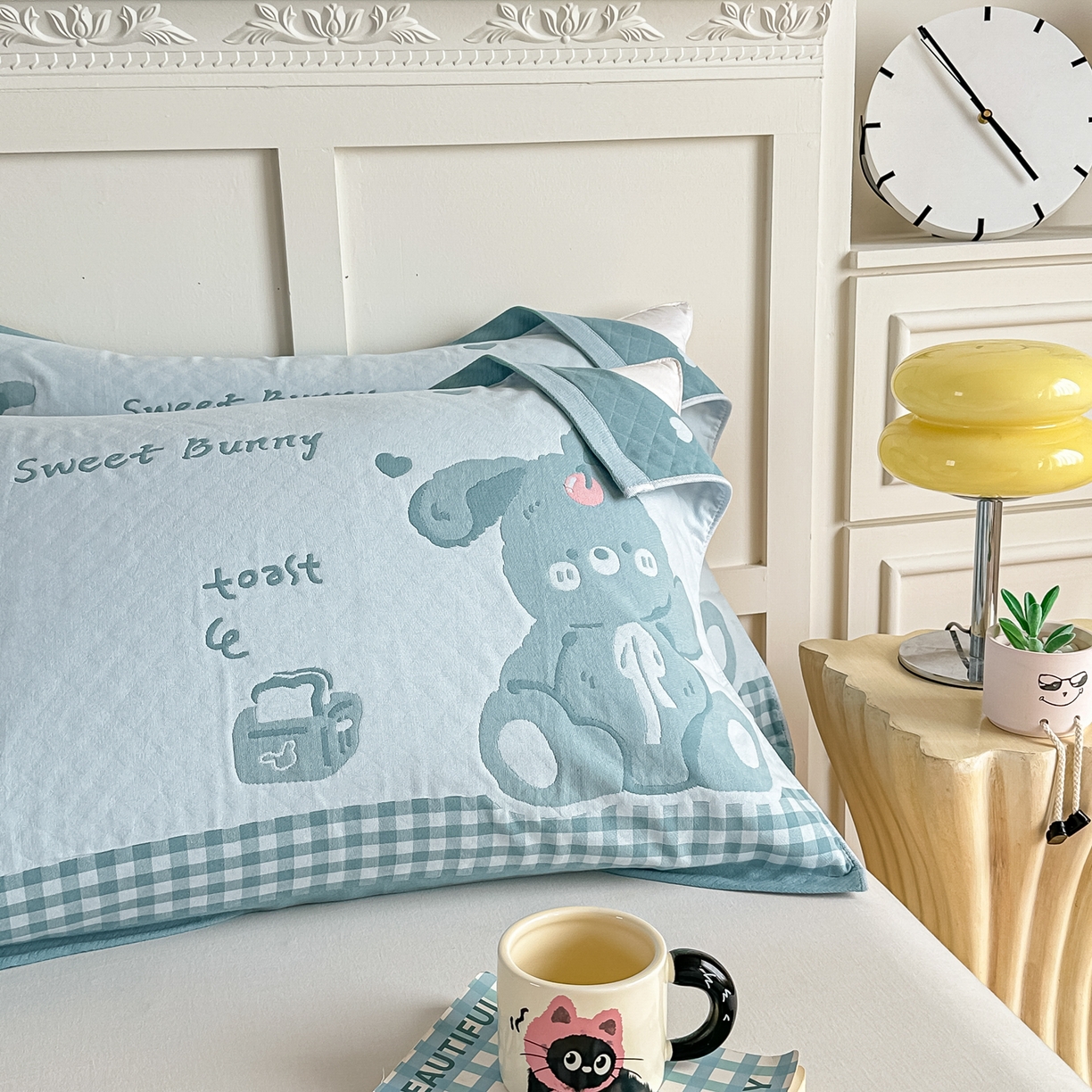 91家纺网 家纺一手货源 找家纺 沐瑟家纺 2025新款馨梦枕巾 乖小兔-湖蓝 52x75cm枕巾一对