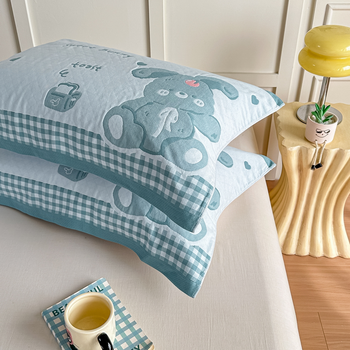 91家纺网 家纺一手货源 找家纺 沐瑟家纺 2025新款馨梦枕巾 乖小兔-湖蓝 52x75cm枕巾一对