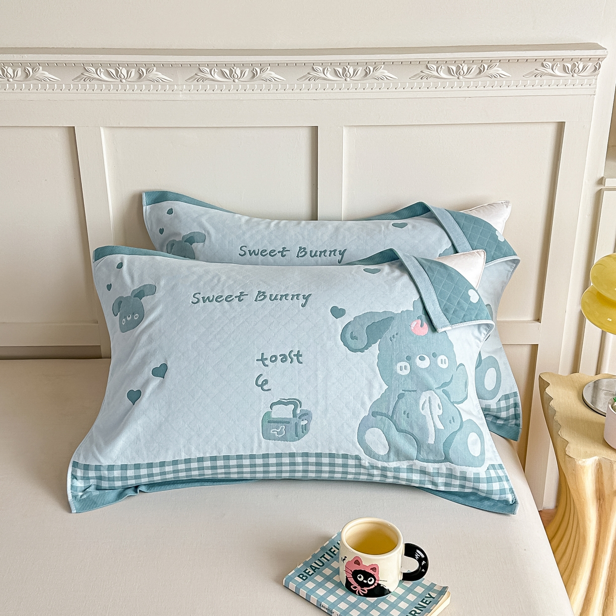 91家纺网 家纺一手货源 找家纺 沐瑟家纺 2025新款馨梦枕巾 乖小兔-湖蓝 52x75cm枕巾一对