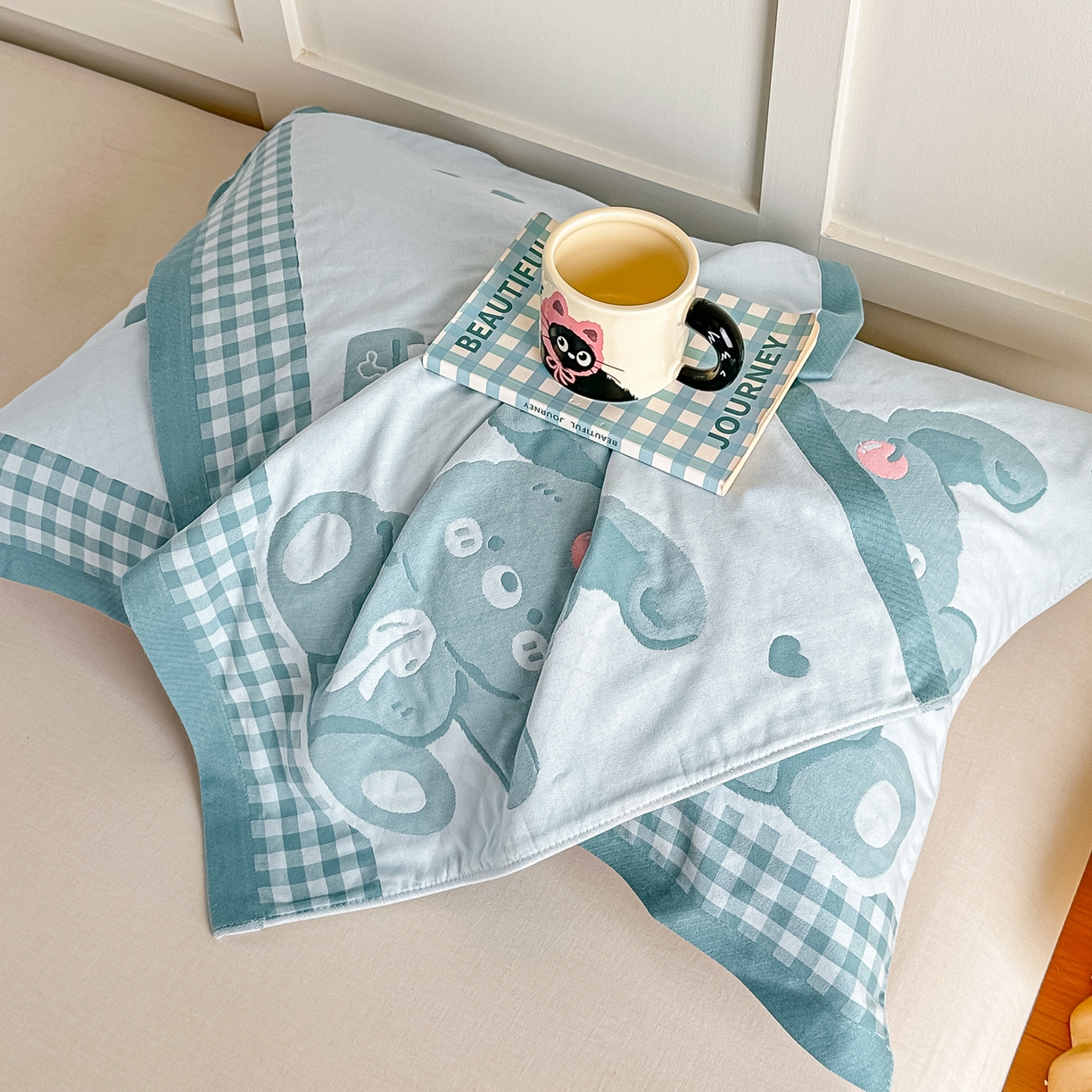 91家纺网 家纺一手货源 找家纺 沐瑟家纺 2025新款馨梦枕巾 乖小兔-湖蓝 52x75cm枕巾一对