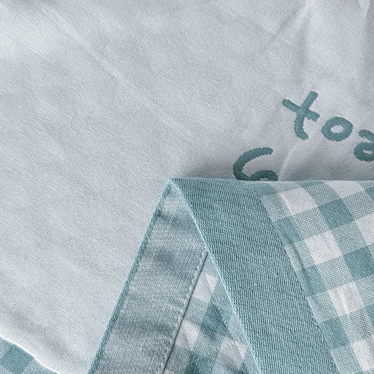 91家纺网 家纺一手货源 找家纺 沐瑟家纺 2025新款馨梦枕巾 乖小兔-湖蓝 52x75cm枕巾一对