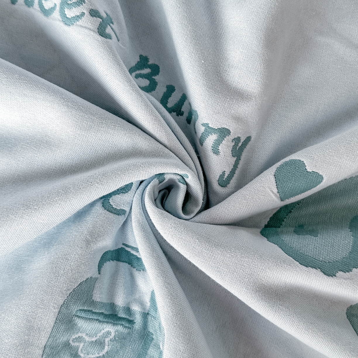 91家纺网 家纺一手货源 找家纺 沐瑟家纺 2025新款馨梦枕巾 乖小兔-湖蓝 52x75cm枕巾一对