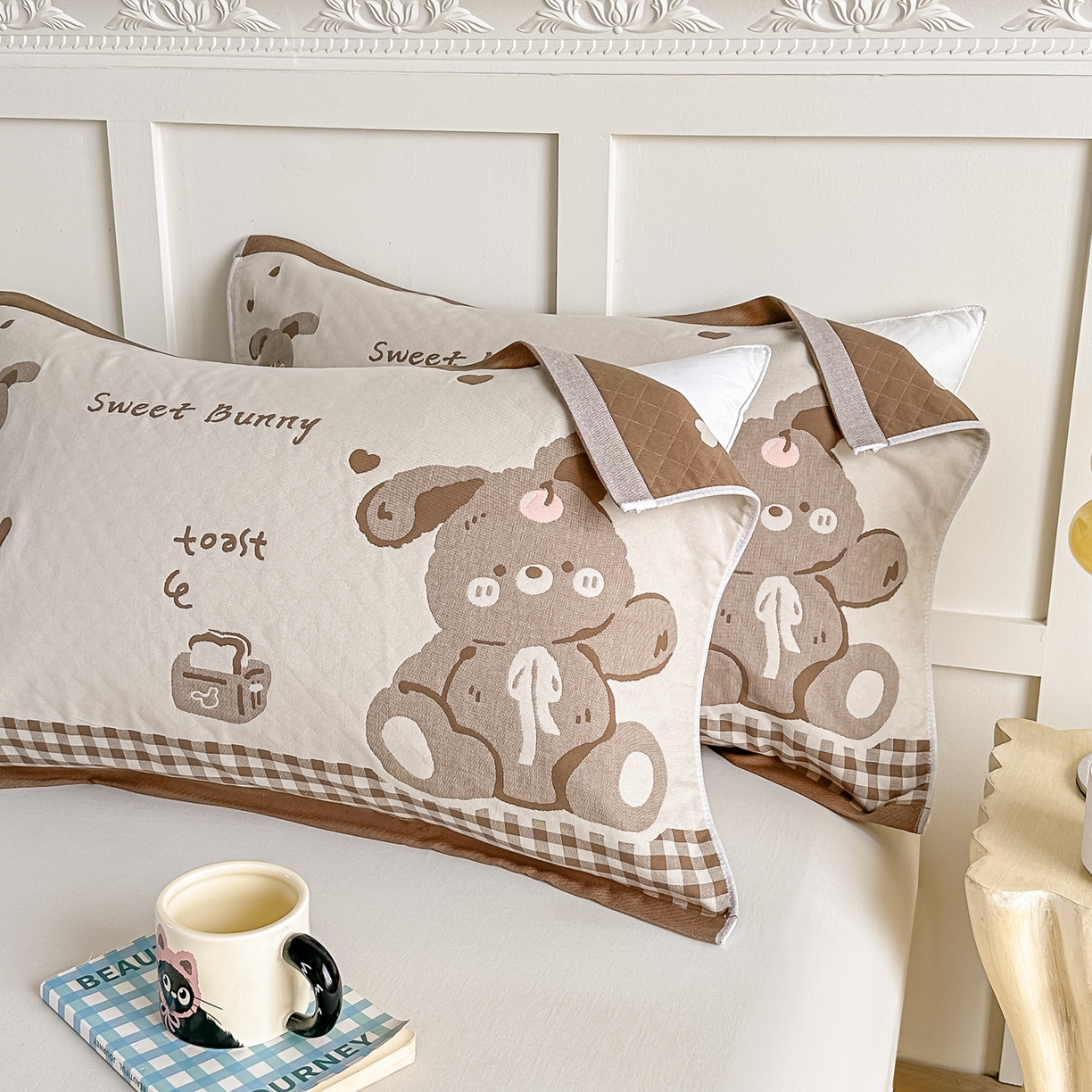 91家纺网 家纺一手货源 找家纺 沐瑟家纺 2025新款馨梦枕巾 乖小兔-棕 52x75cm枕巾一对