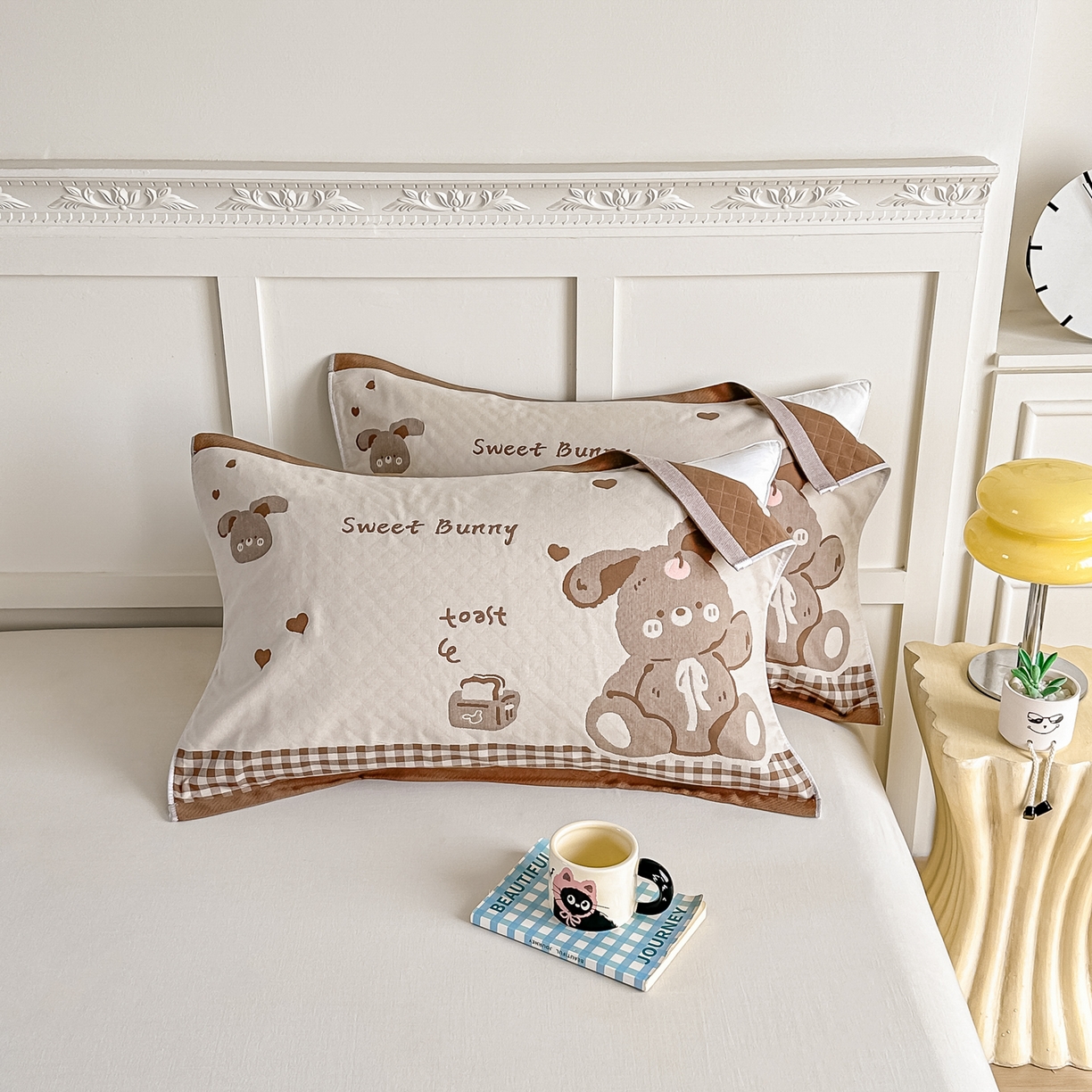 91家纺网 家纺一手货源 找家纺 沐瑟家纺 2025新款馨梦枕巾 乖小兔-棕 52x75cm枕巾一对