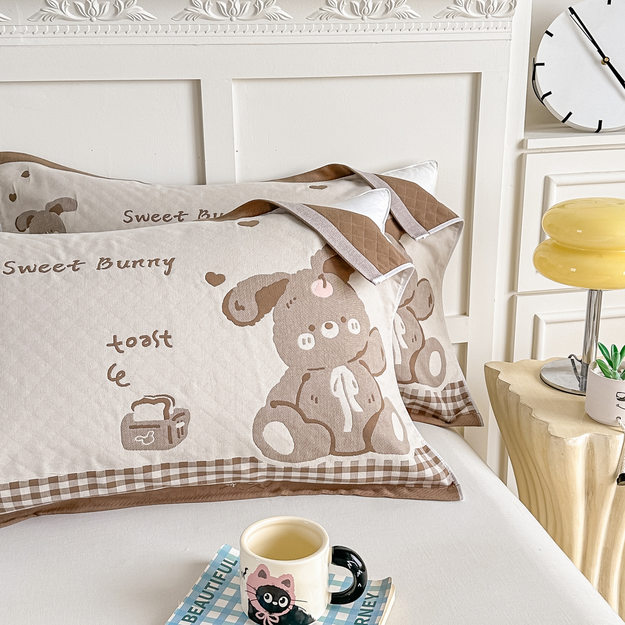 91家纺网 家纺一手货源 找家纺 沐瑟家纺 2025新款馨梦枕巾 乖小兔-棕 52x75cm枕巾一对