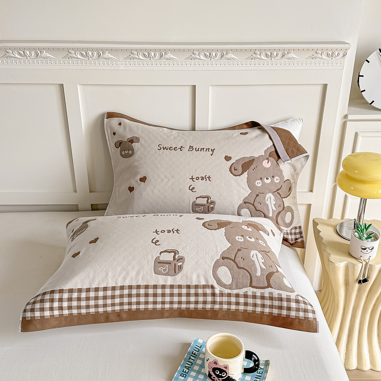 91家纺网 家纺一手货源 找家纺 沐瑟家纺 2025新款馨梦枕巾 乖小兔-棕 52x75cm枕巾一对