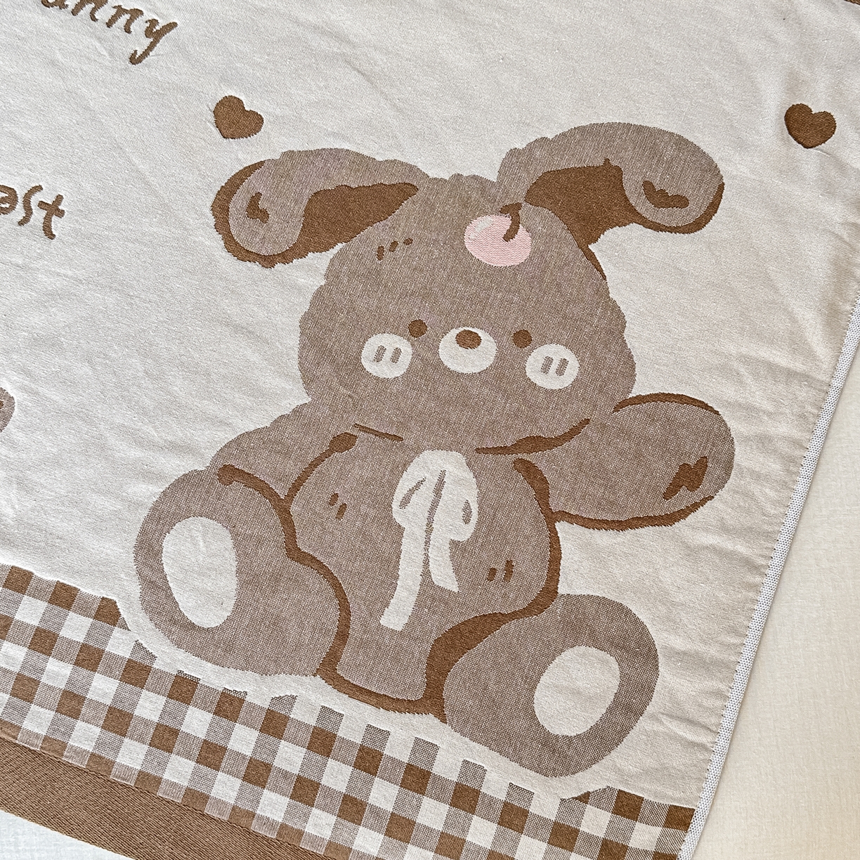 91家纺网 家纺一手货源 找家纺 沐瑟家纺 2025新款馨梦枕巾 乖小兔-棕 52x75cm枕巾一对