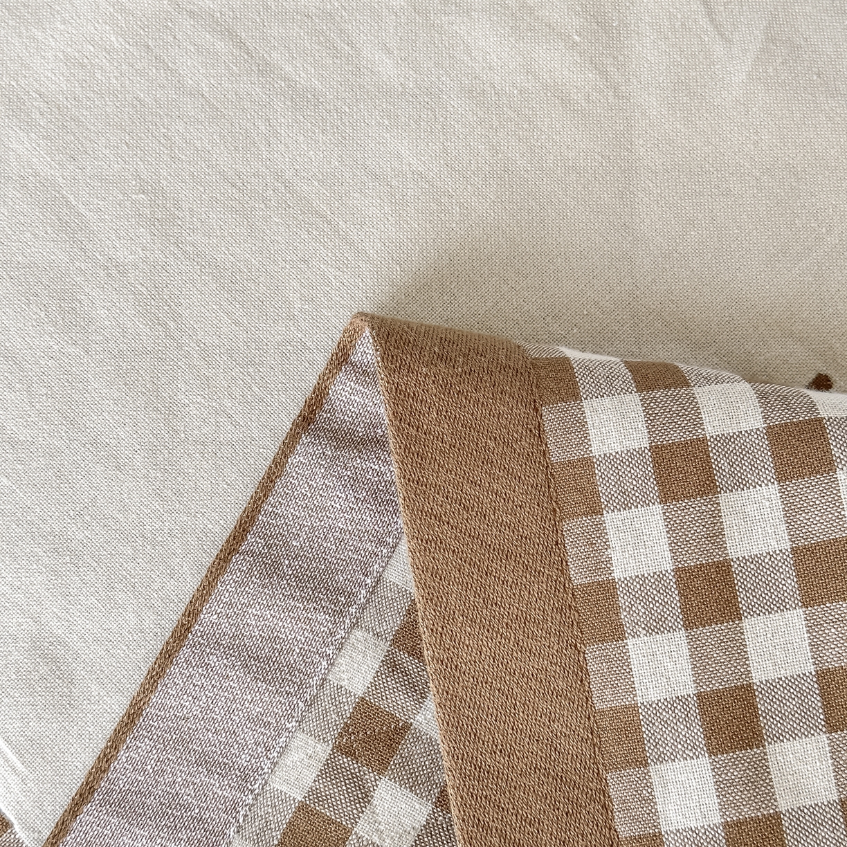 91家纺网 家纺一手货源 找家纺 沐瑟家纺 2025新款馨梦枕巾 乖小兔-棕 52x75cm枕巾一对