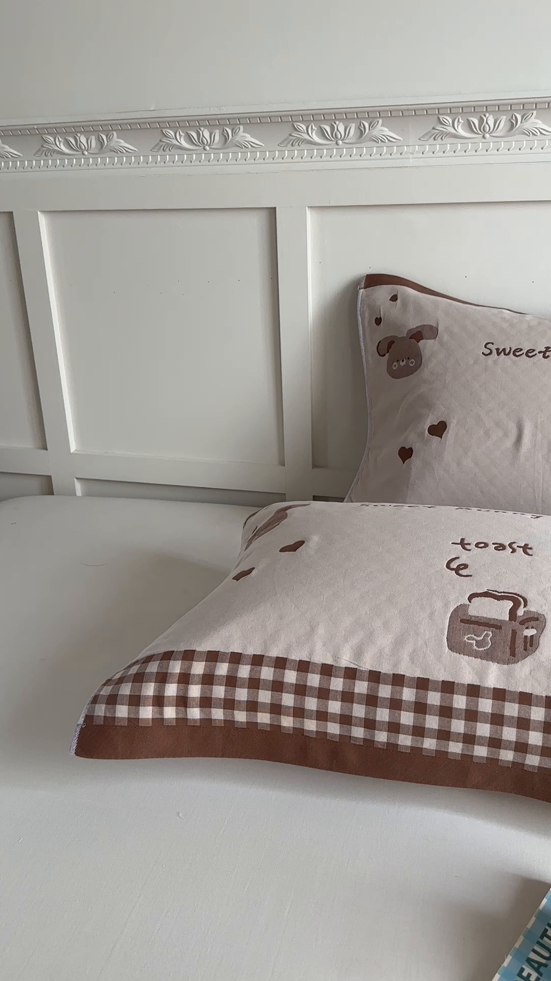 91家纺网 家纺一手货源 找家纺 沐瑟家纺 2025新款馨梦枕巾 乖小兔-棕 52x75cm枕巾一对