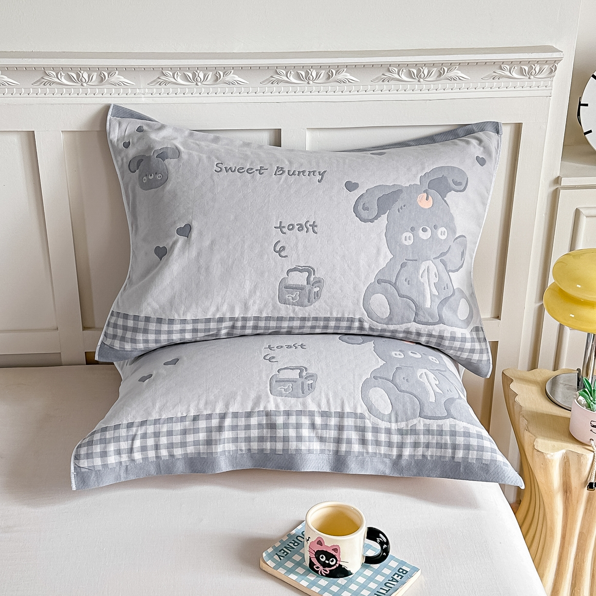 91家纺网 家纺一手货源 找家纺 沐瑟家纺 2025新款馨梦枕巾 乖小兔-灰 52x75cm枕巾一对