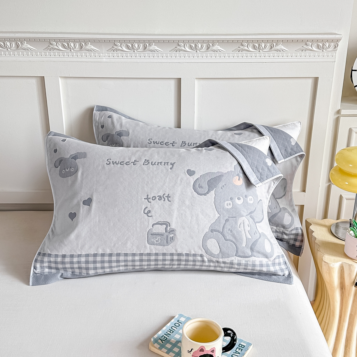 91家纺网 家纺一手货源 找家纺 沐瑟家纺 2025新款馨梦枕巾 乖小兔-灰 52x75cm枕巾一对