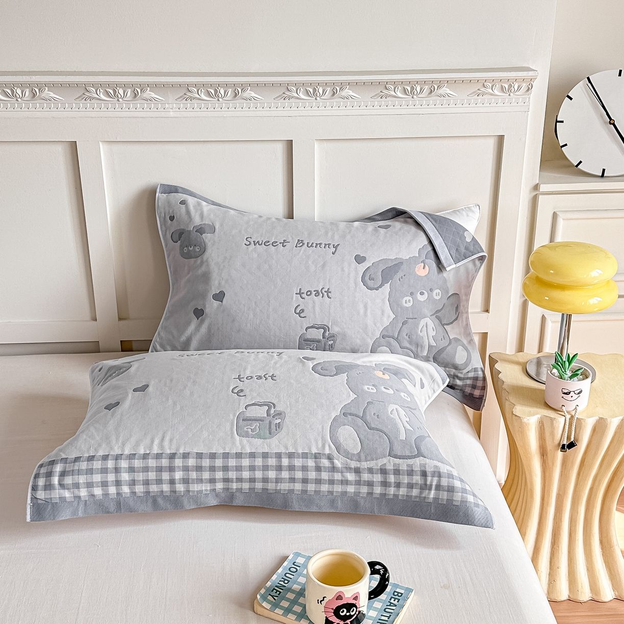 91家纺网 家纺一手货源 找家纺 沐瑟家纺 2025新款馨梦枕巾 乖小兔-灰 52x75cm枕巾一对