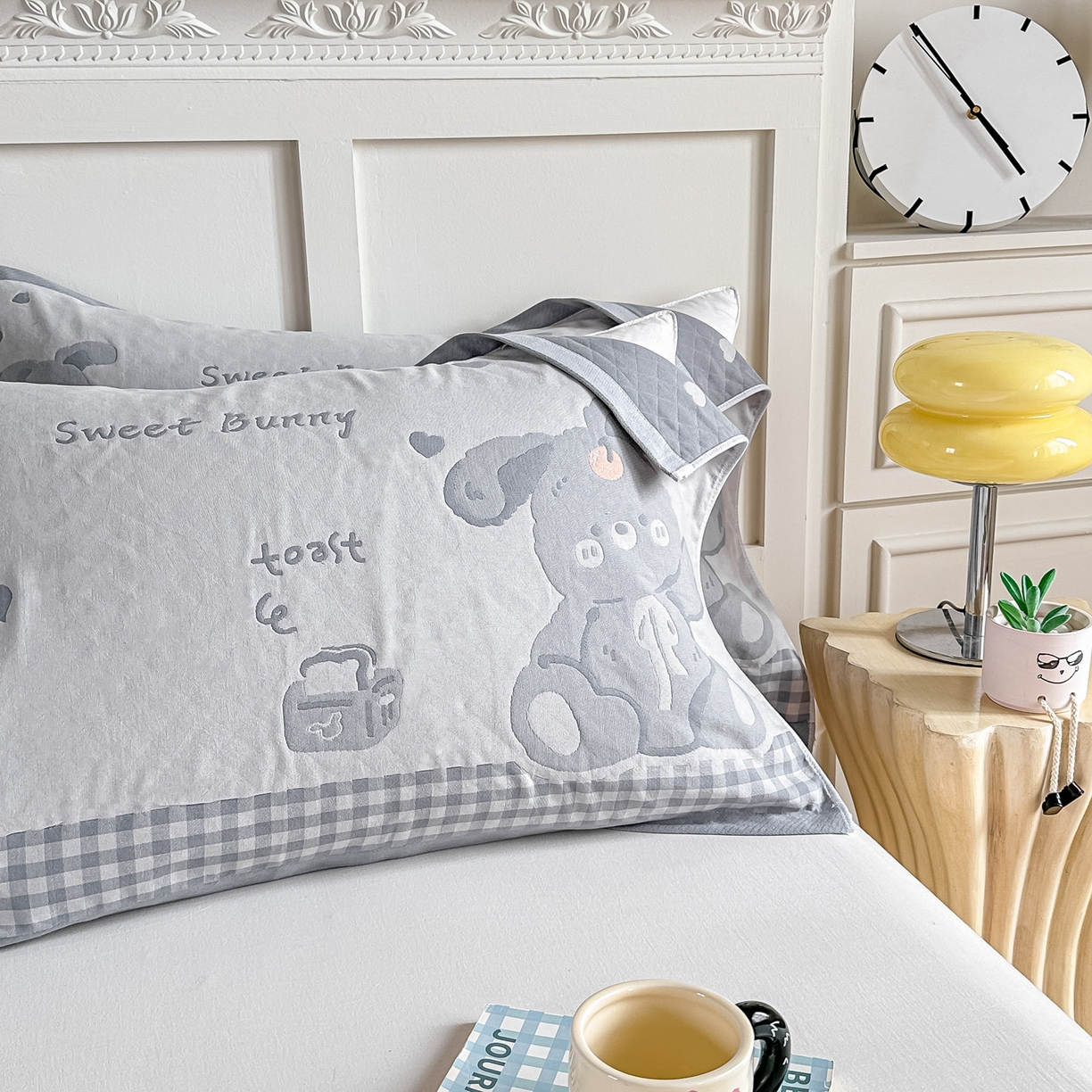 91家纺网 家纺一手货源 找家纺 沐瑟家纺 2025新款馨梦枕巾 乖小兔-灰 52x75cm枕巾一对