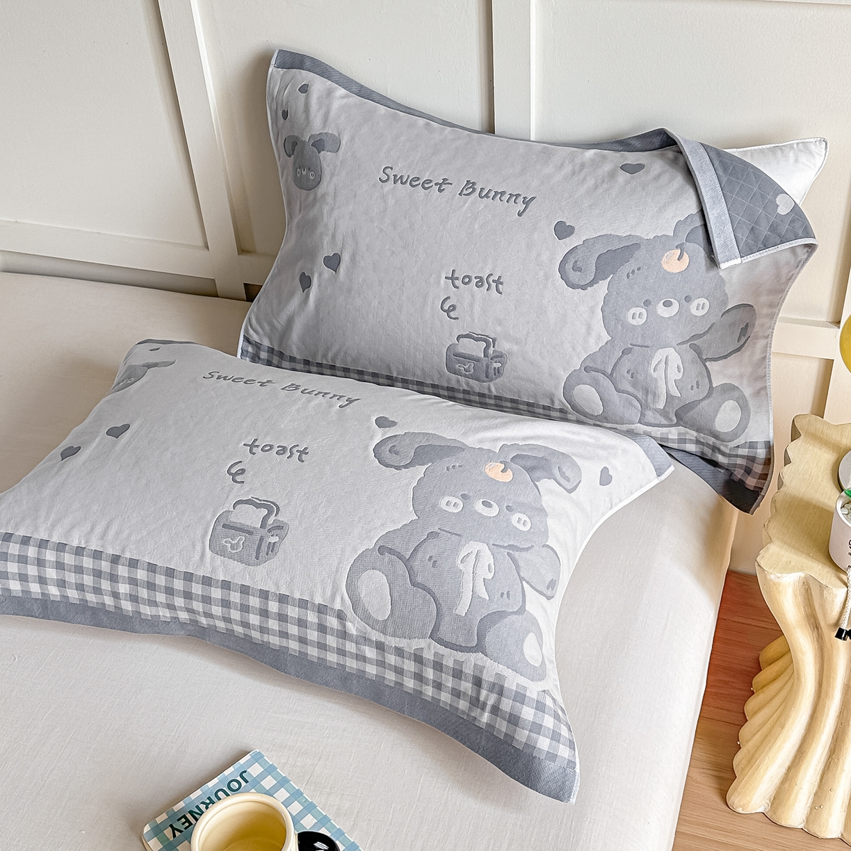 91家纺网 家纺一手货源 找家纺 沐瑟家纺 2025新款馨梦枕巾 乖小兔-灰 52x75cm枕巾一对