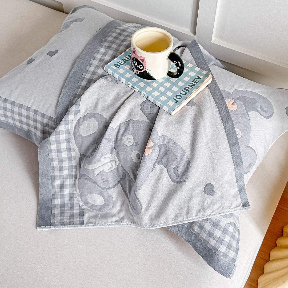 91家纺网 家纺一手货源 找家纺 沐瑟家纺 2025新款馨梦枕巾 乖小兔-灰 52x75cm枕巾一对