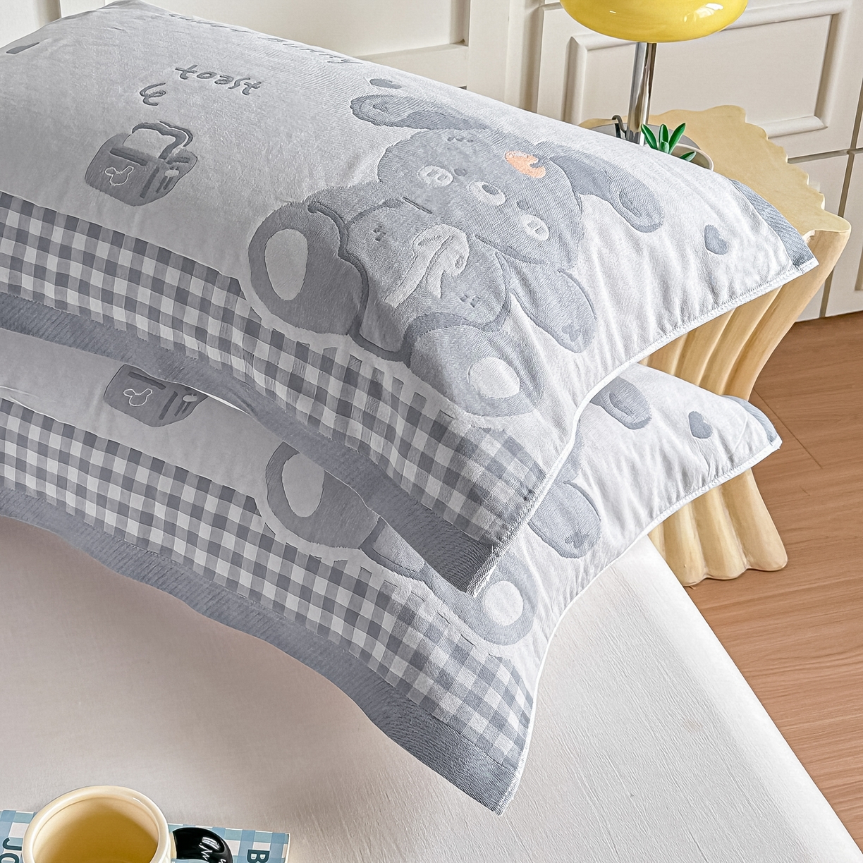 91家纺网 家纺一手货源 找家纺 沐瑟家纺 2025新款馨梦枕巾 乖小兔-灰 52x75cm枕巾一对