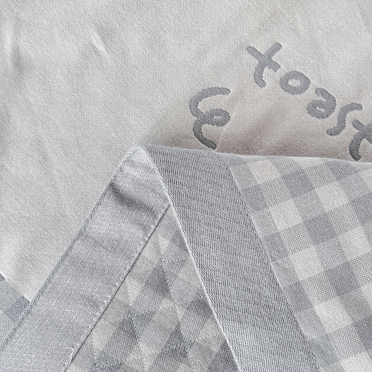 91家纺网 家纺一手货源 找家纺 沐瑟家纺 2025新款馨梦枕巾 乖小兔-灰 52x75cm枕巾一对