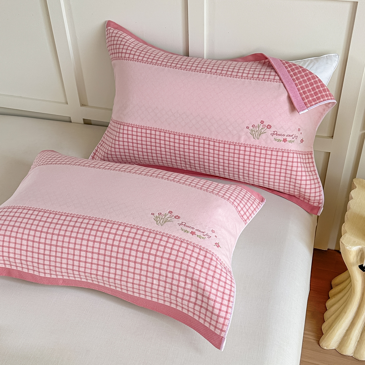 91家纺网 家纺一手货源 找家纺 沐瑟家纺 2025新款馨梦枕巾 花格-粉 52x75cm枕巾一对