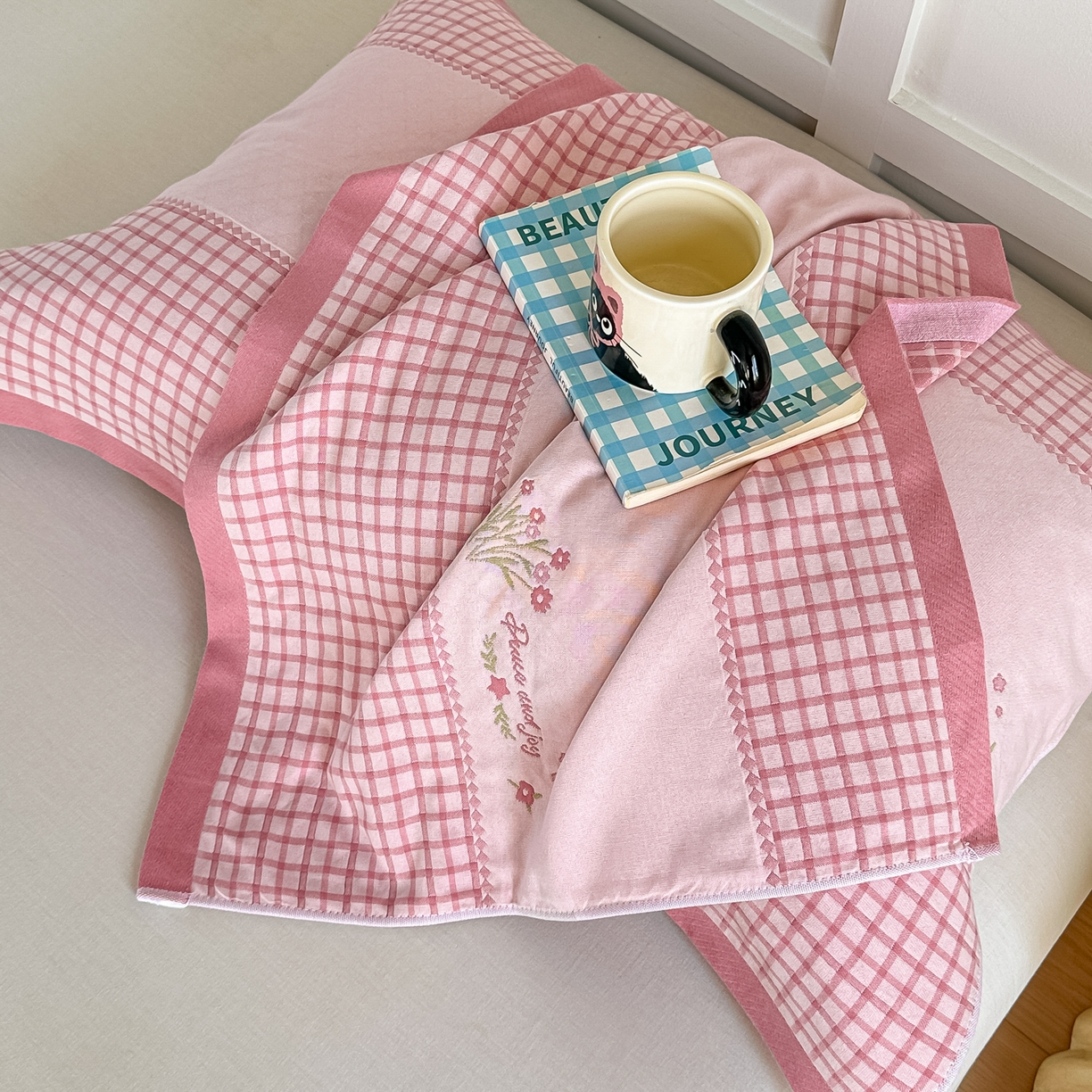 91家纺网 家纺一手货源 找家纺 沐瑟家纺 2025新款馨梦枕巾 花格-粉 52x75cm枕巾一对