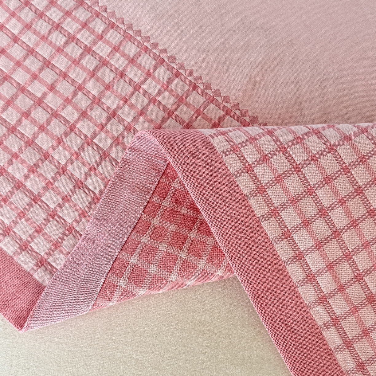 91家纺网 家纺一手货源 找家纺 沐瑟家纺 2025新款馨梦枕巾 花格-粉 52x75cm枕巾一对