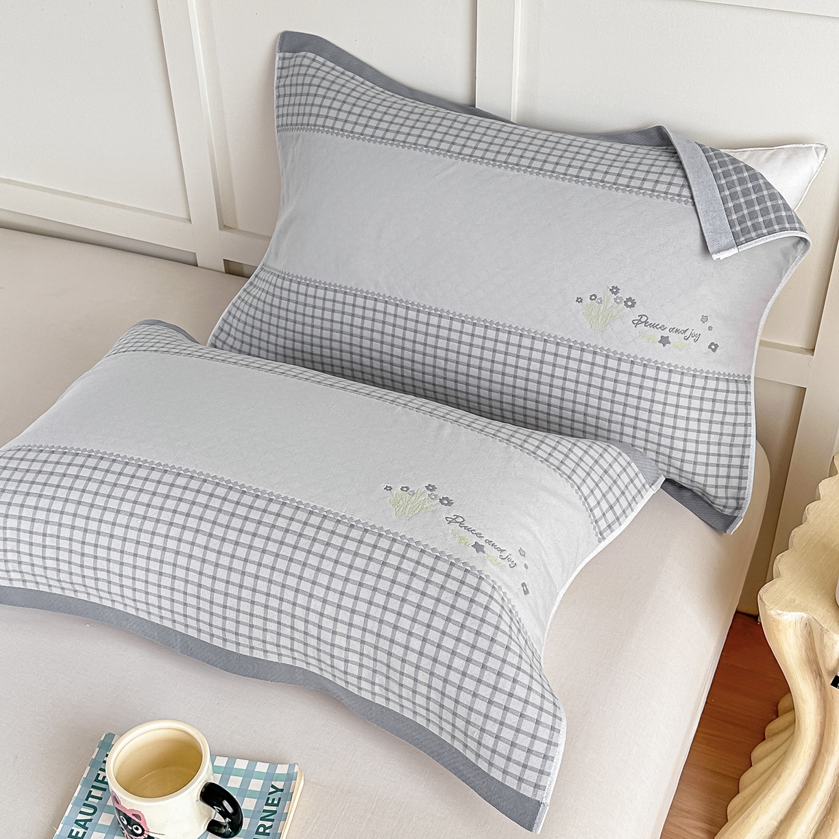 91家纺网 家纺一手货源 找家纺 沐瑟家纺 2025新款馨梦枕巾 花格-灰 52x75cm枕巾一对