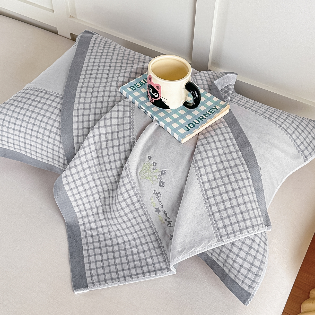 91家纺网 家纺一手货源 找家纺 沐瑟家纺 2025新款馨梦枕巾 花格-灰 52x75cm枕巾一对
