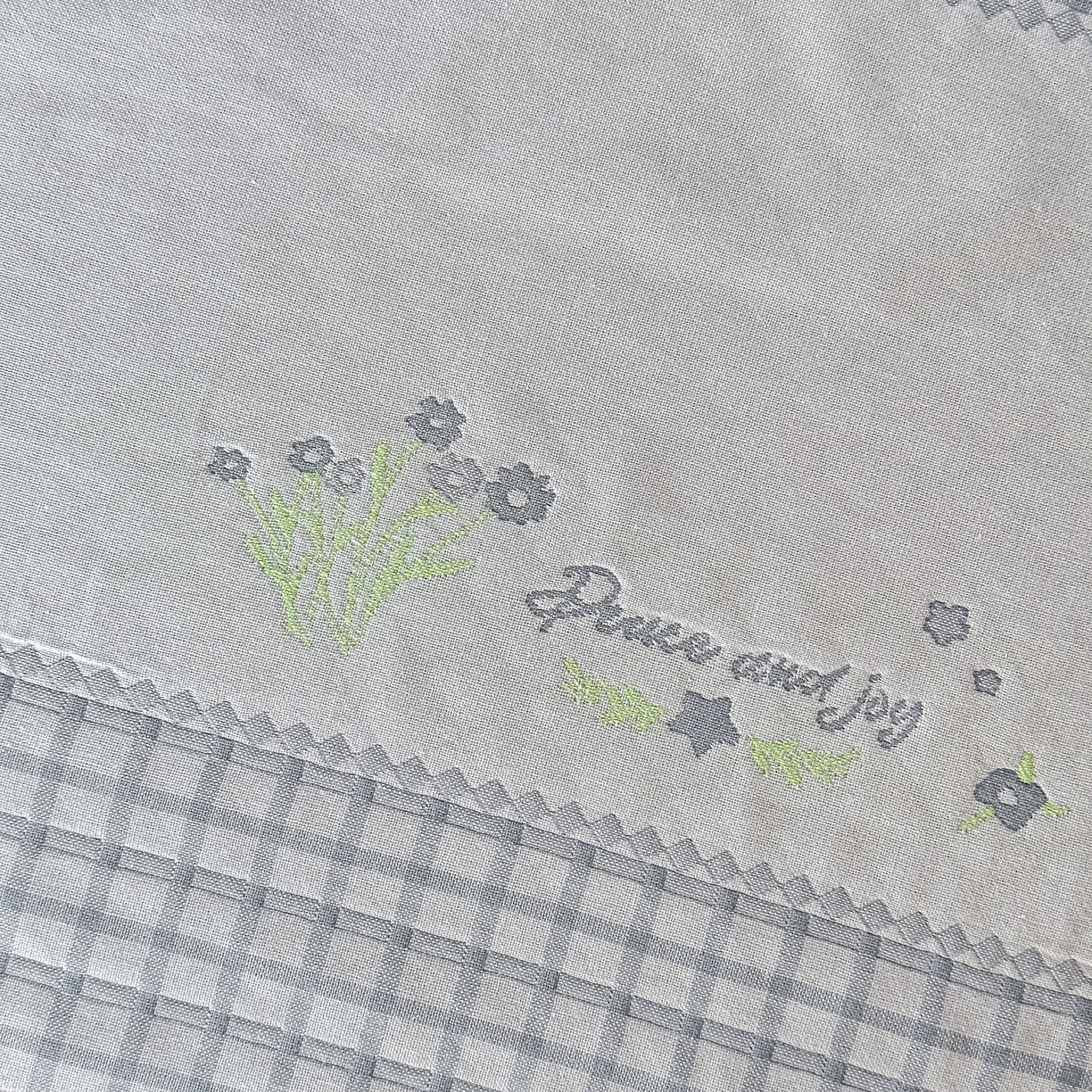 91家纺网 家纺一手货源 找家纺 沐瑟家纺 2025新款馨梦枕巾 花格-灰 52x75cm枕巾一对