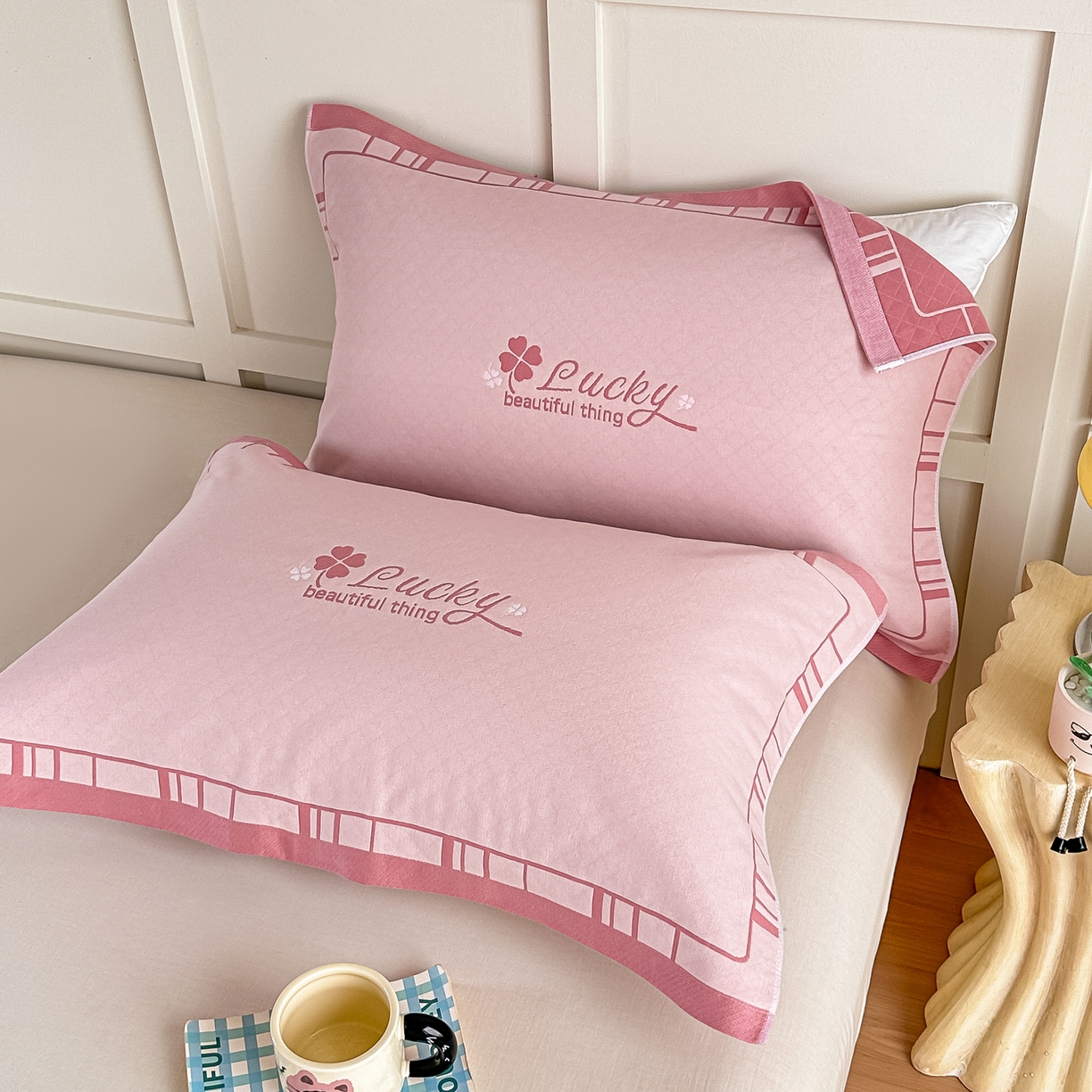 91家纺网 家纺一手货源 找家纺 沐瑟家纺 2025新款馨梦枕巾 四叶草-粉 52x75cm枕巾一对