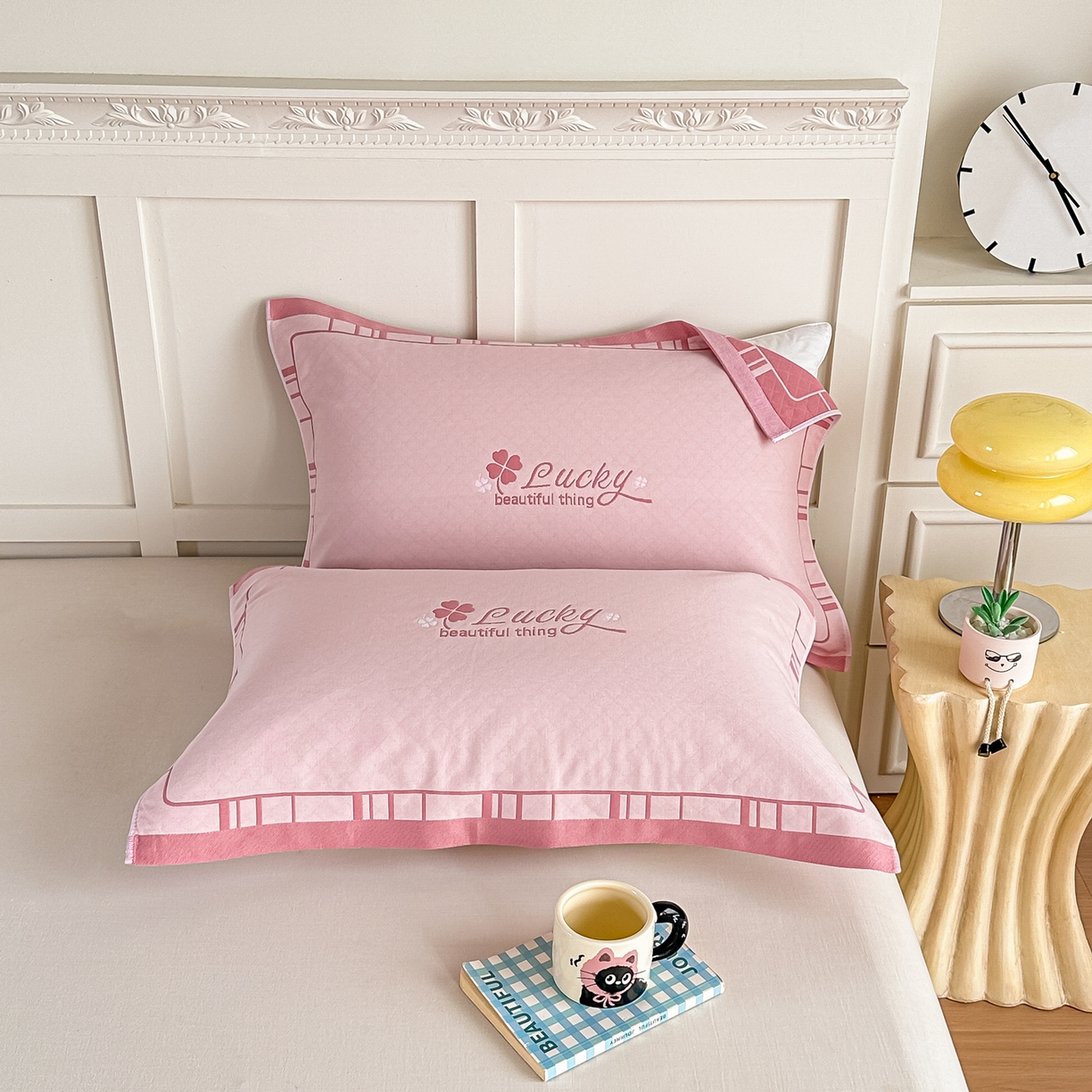 91家纺网 家纺一手货源 找家纺 沐瑟家纺 2025新款馨梦枕巾 四叶草-粉 52x75cm枕巾一对