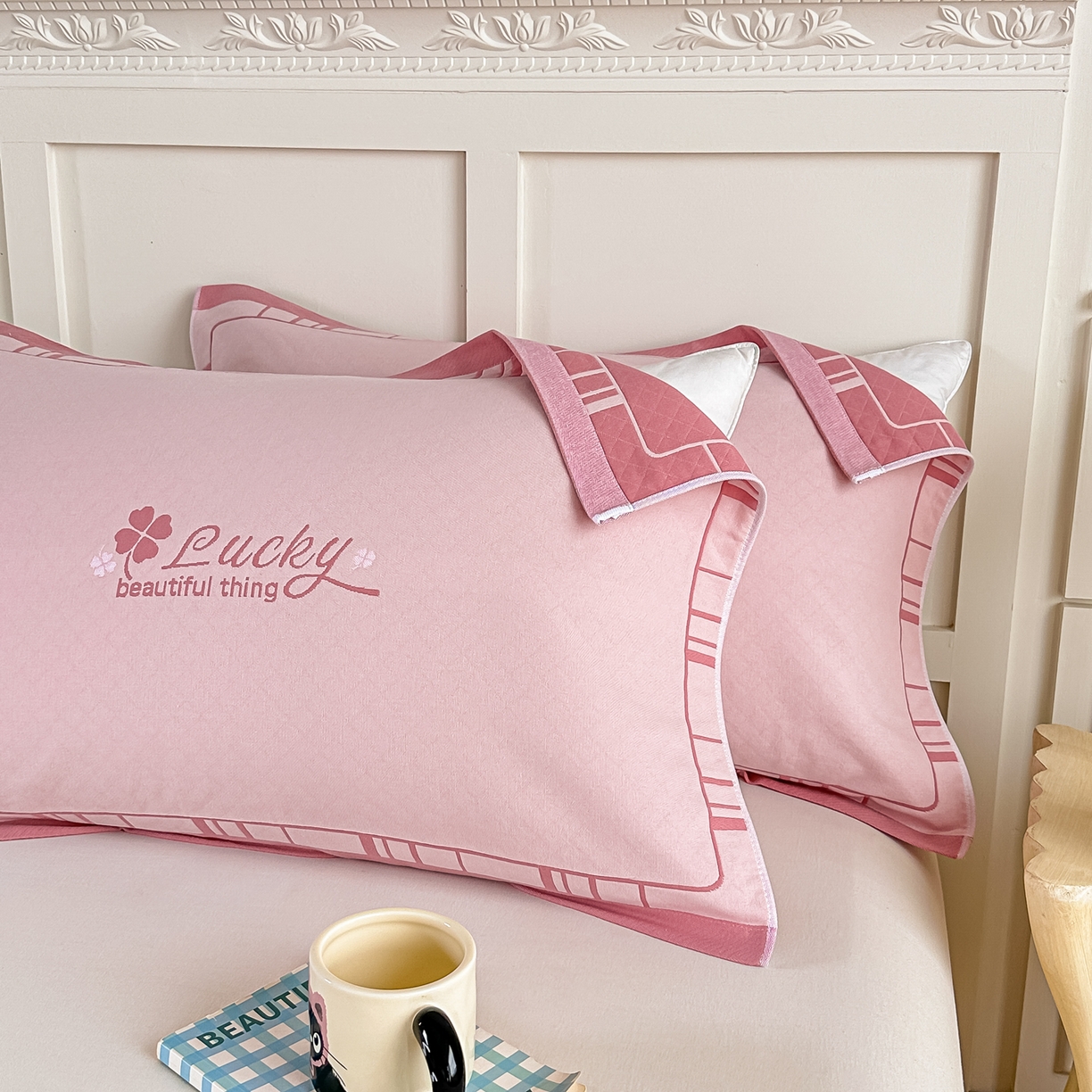 91家纺网 家纺一手货源 找家纺 沐瑟家纺 2025新款馨梦枕巾 四叶草-粉 52x75cm枕巾一对