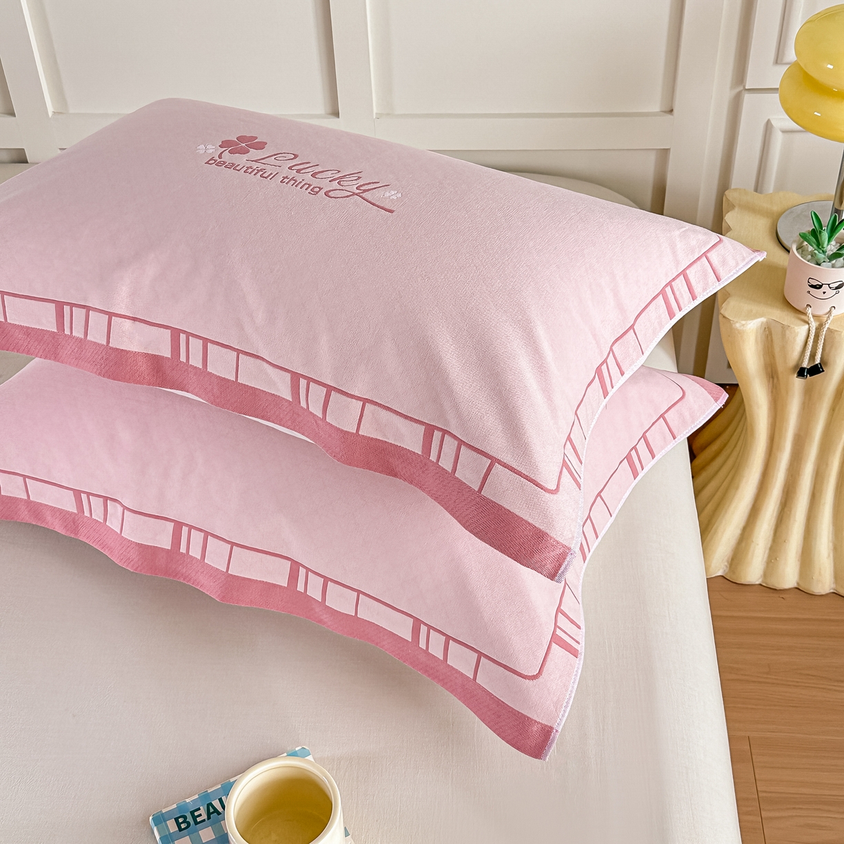 91家纺网 家纺一手货源 找家纺 沐瑟家纺 2025新款馨梦枕巾 四叶草-粉 52x75cm枕巾一对