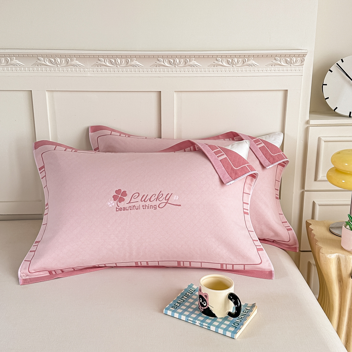 91家纺网 家纺一手货源 找家纺 沐瑟家纺 2025新款馨梦枕巾 四叶草-粉 52x75cm枕巾一对