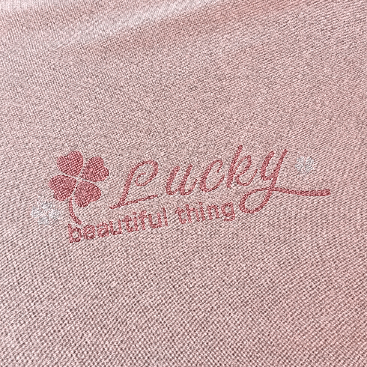 91家纺网 家纺一手货源 找家纺 沐瑟家纺 2025新款馨梦枕巾 四叶草-粉 52x75cm枕巾一对