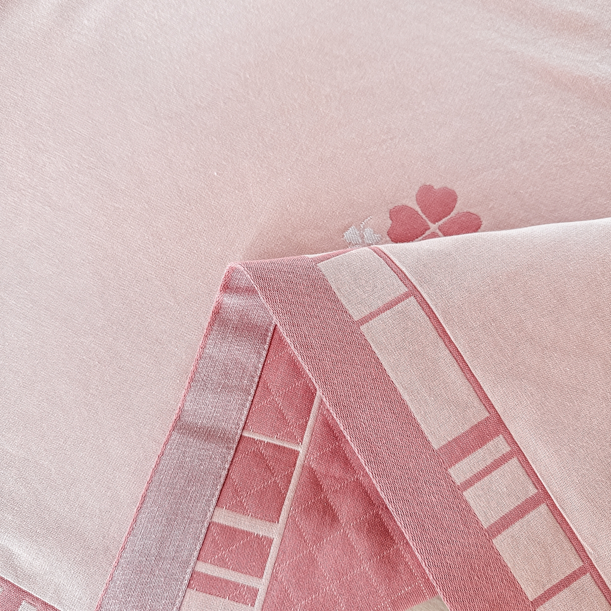 91家纺网 家纺一手货源 找家纺 沐瑟家纺 2025新款馨梦枕巾 四叶草-粉 52x75cm枕巾一对