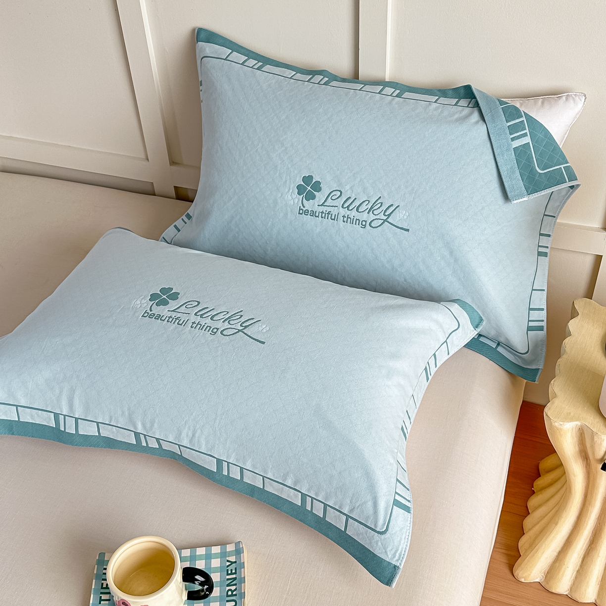 91家纺网 家纺一手货源 找家纺 沐瑟家纺 2025新款馨梦枕巾 四叶草-湖蓝 52x75cm枕巾一对