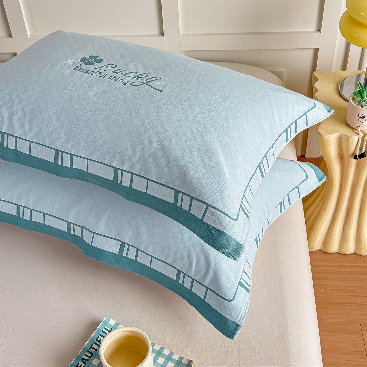 91家纺网 家纺一手货源 找家纺 沐瑟家纺 2025新款馨梦枕巾 四叶草-湖蓝 52x75cm枕巾一对