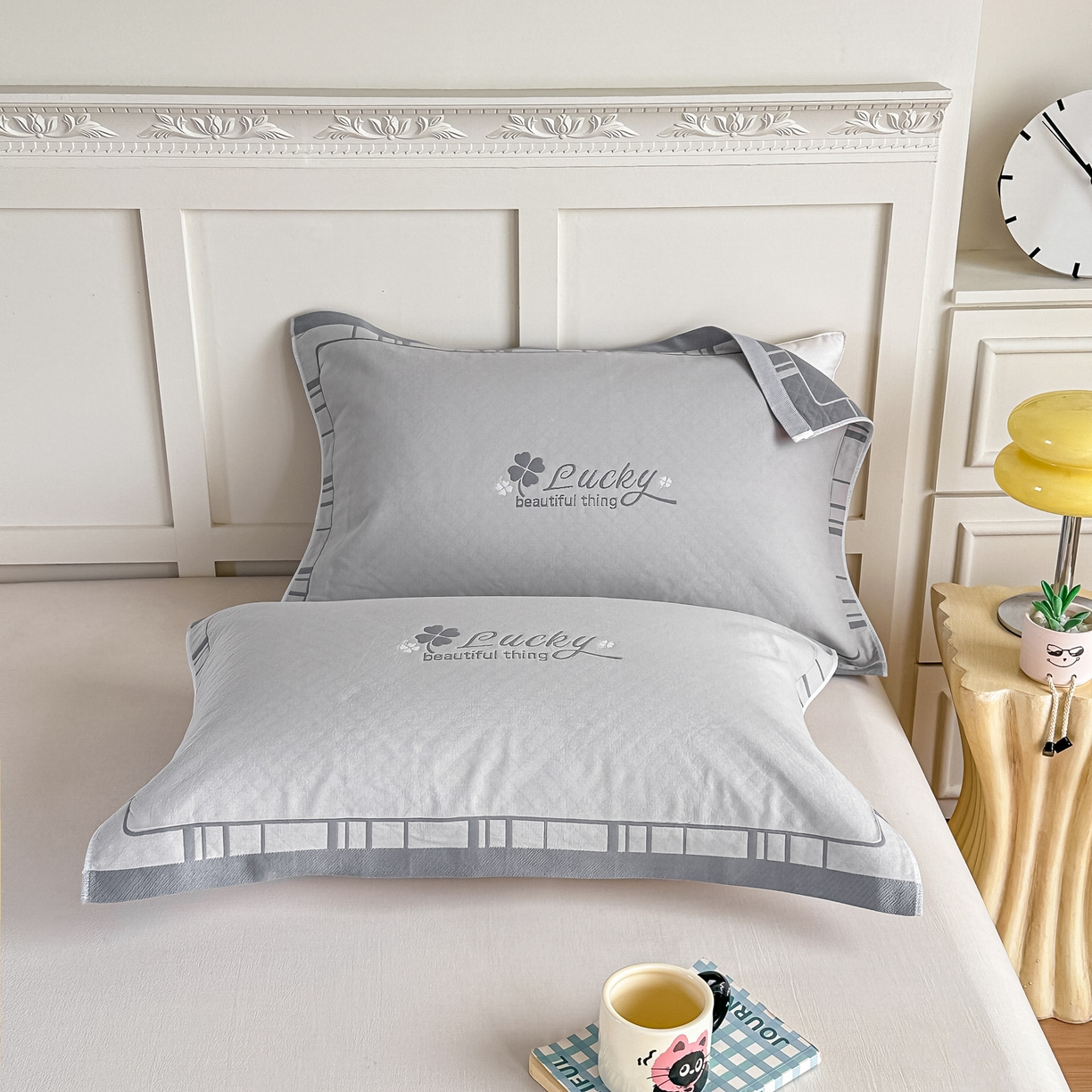 91家纺网 家纺一手货源 找家纺 沐瑟家纺 2025新款馨梦枕巾 四叶草-灰 52x75cm枕巾一对