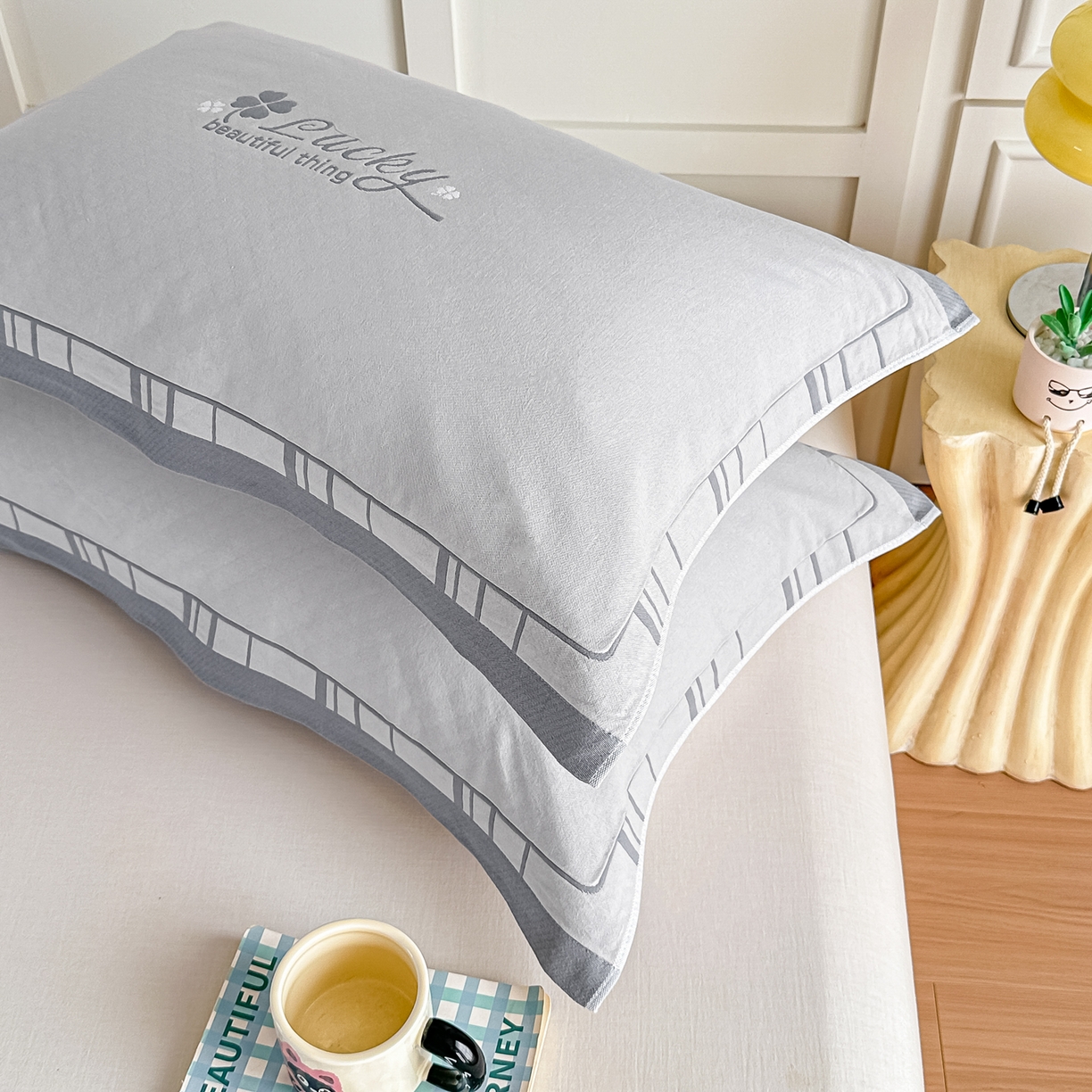 91家纺网 家纺一手货源 找家纺 沐瑟家纺 2025新款馨梦枕巾 四叶草-灰 52x75cm枕巾一对