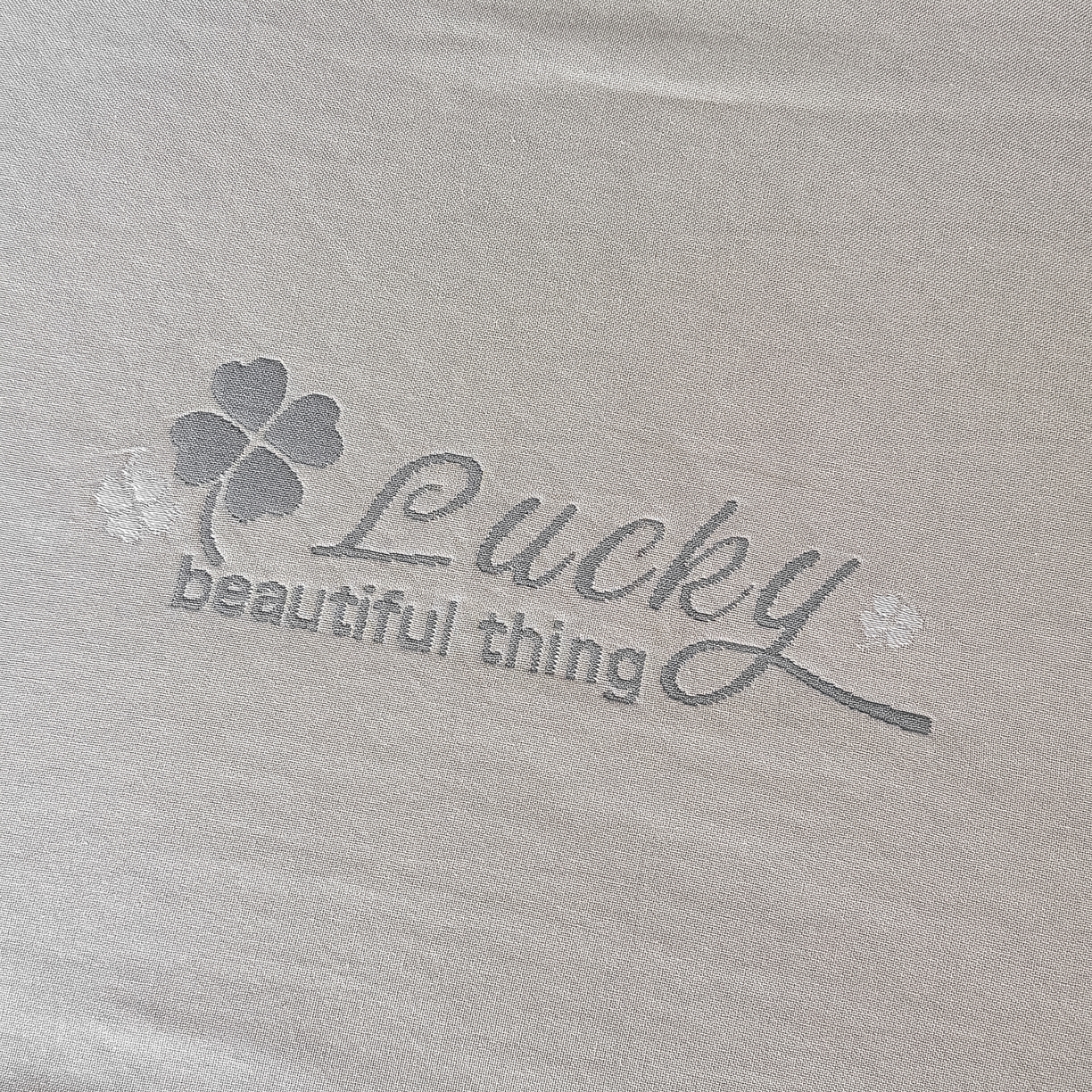 91家纺网 家纺一手货源 找家纺 沐瑟家纺 2025新款馨梦枕巾 四叶草-灰 52x75cm枕巾一对