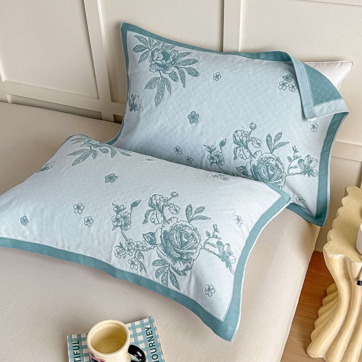 91家纺网 家纺一手货源 找家纺 沐瑟家纺 2025新款馨梦枕巾 线条花-湖蓝 52x75cm枕巾一对