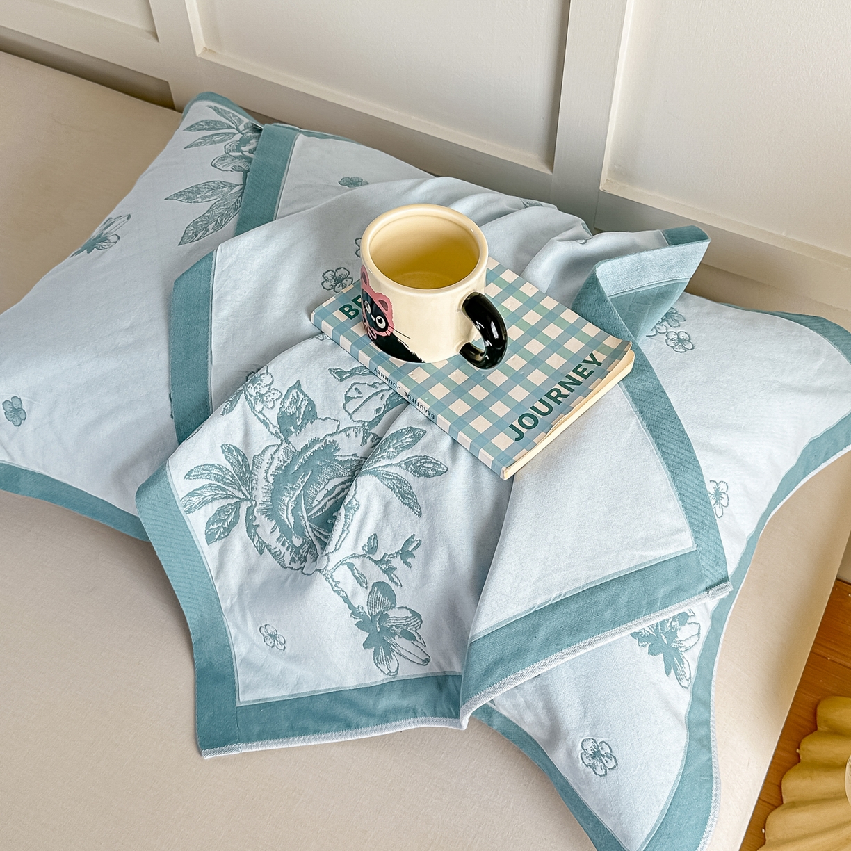 91家纺网 家纺一手货源 找家纺 沐瑟家纺 2025新款馨梦枕巾 线条花-湖蓝 52x75cm枕巾一对