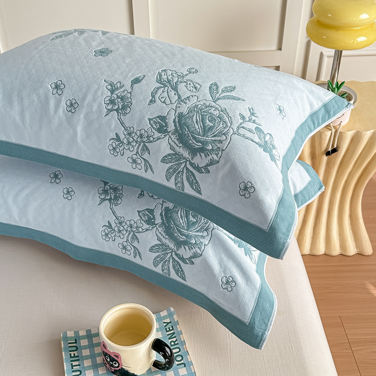 91家纺网 家纺一手货源 找家纺 沐瑟家纺 2025新款馨梦枕巾 线条花-湖蓝 52x75cm枕巾一对