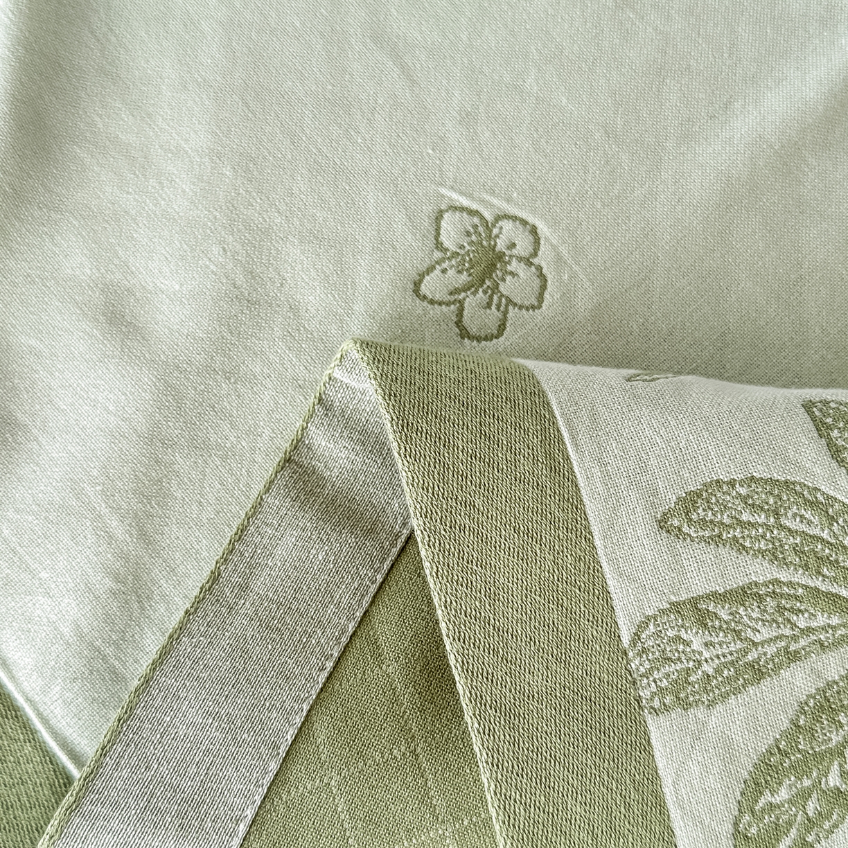 91家纺网 家纺一手货源 找家纺 沐瑟家纺 2025新款馨梦枕巾 线条花-绿 52x75cm枕巾一对