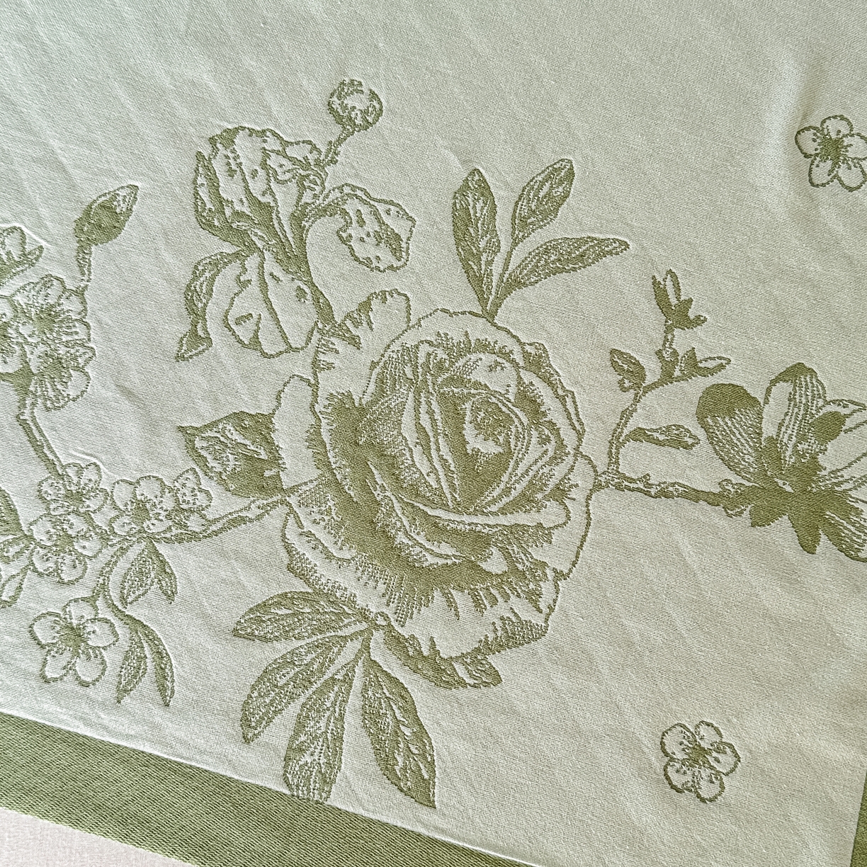 91家纺网 家纺一手货源 找家纺 沐瑟家纺 2025新款馨梦枕巾 线条花-绿 52x75cm枕巾一对