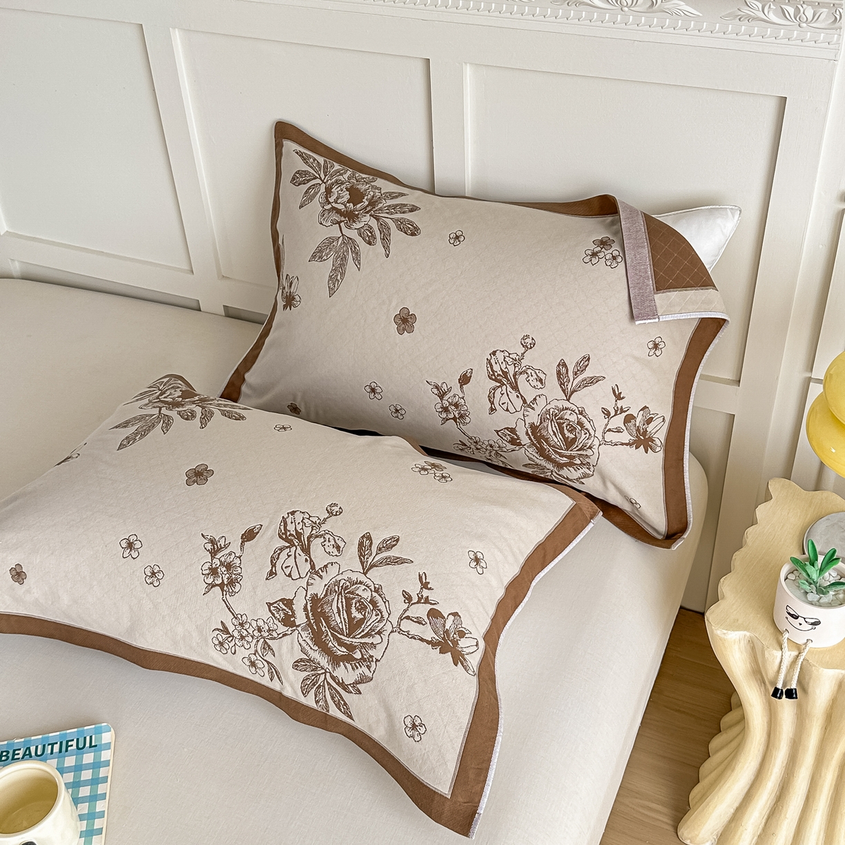 91家纺网 家纺一手货源 找家纺 沐瑟家纺 2025新款馨梦枕巾 线条花-棕 52x75cm枕巾一对