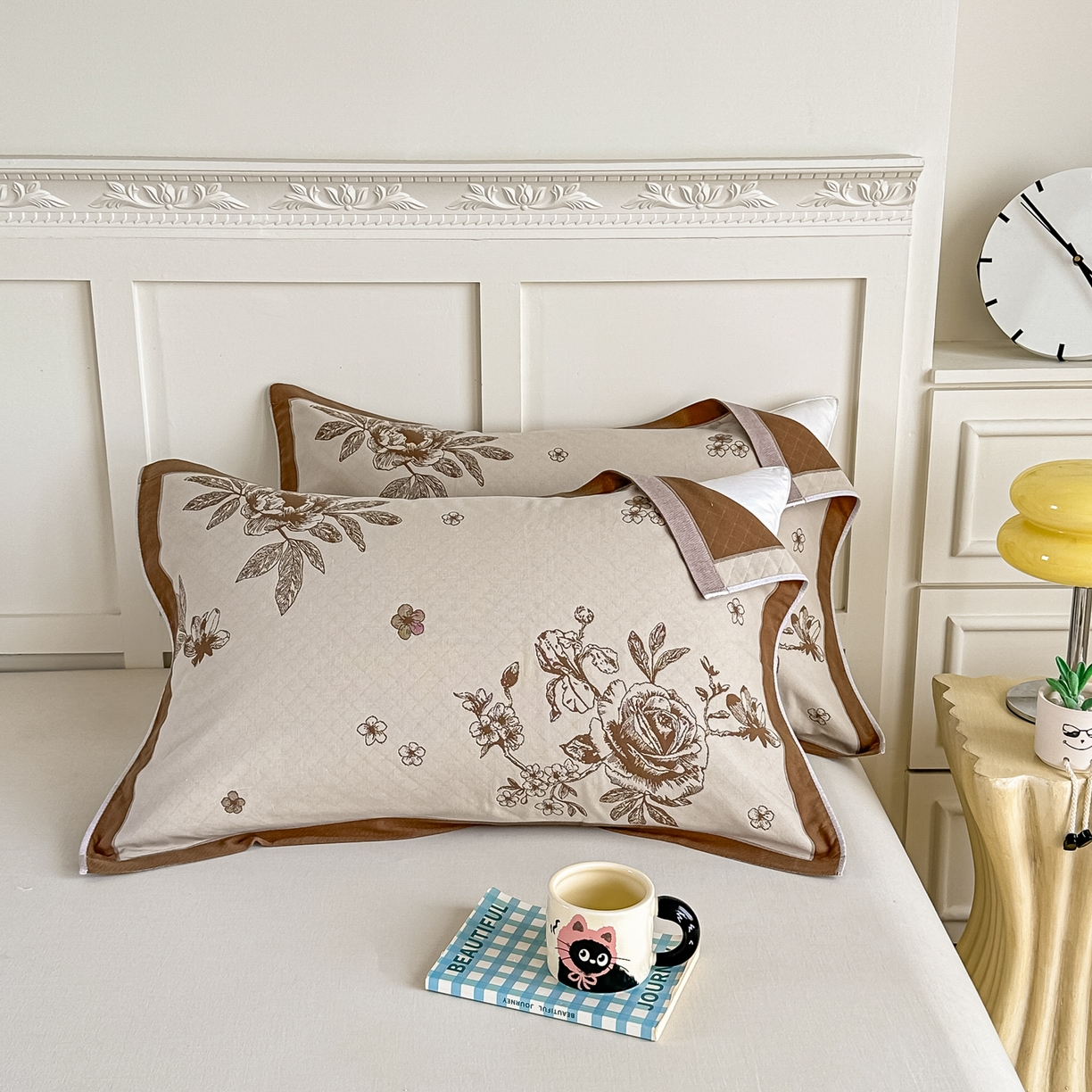 91家纺网 家纺一手货源 找家纺 沐瑟家纺 2025新款馨梦枕巾 线条花-棕 52x75cm枕巾一对