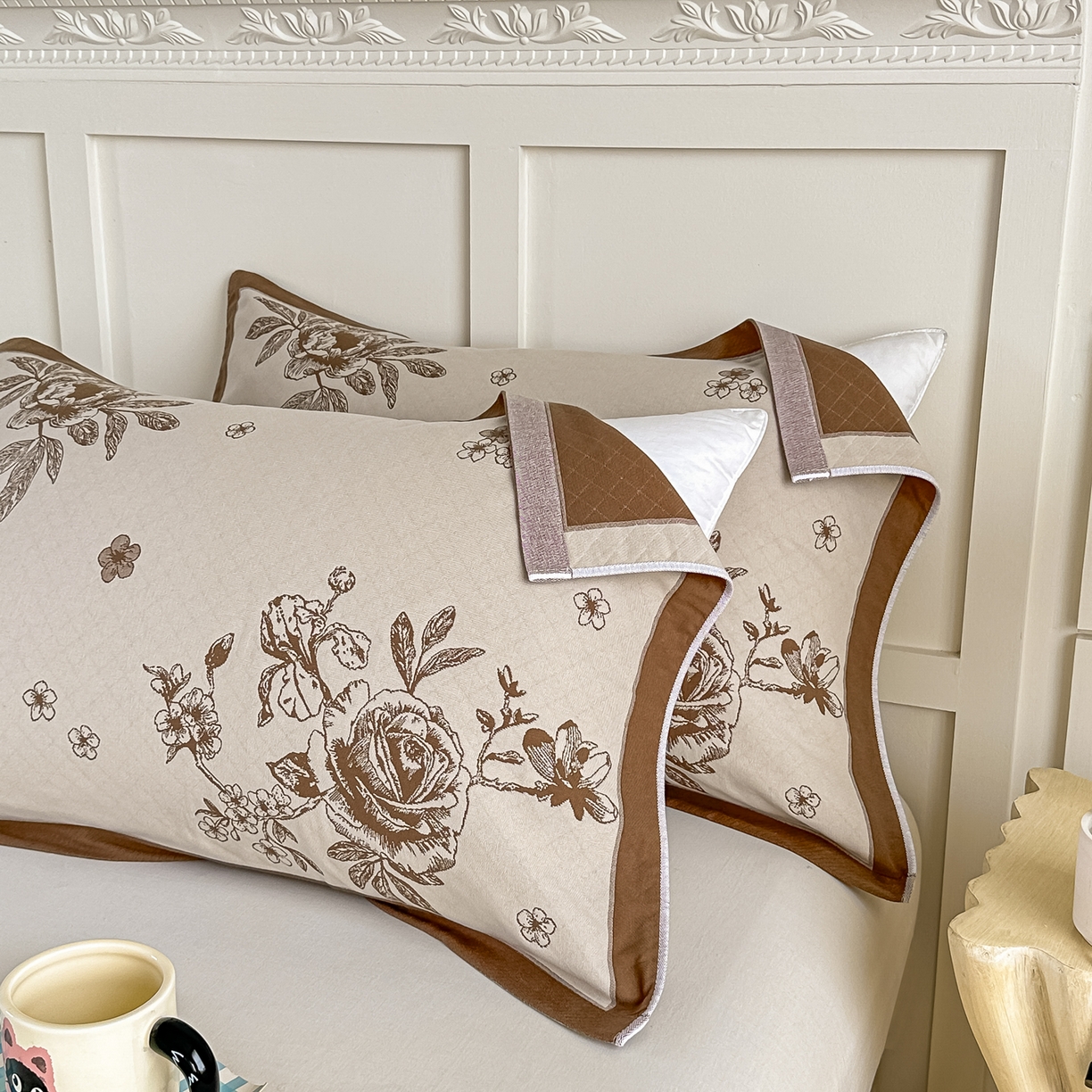 91家纺网 家纺一手货源 找家纺 沐瑟家纺 2025新款馨梦枕巾 线条花-棕 52x75cm枕巾一对