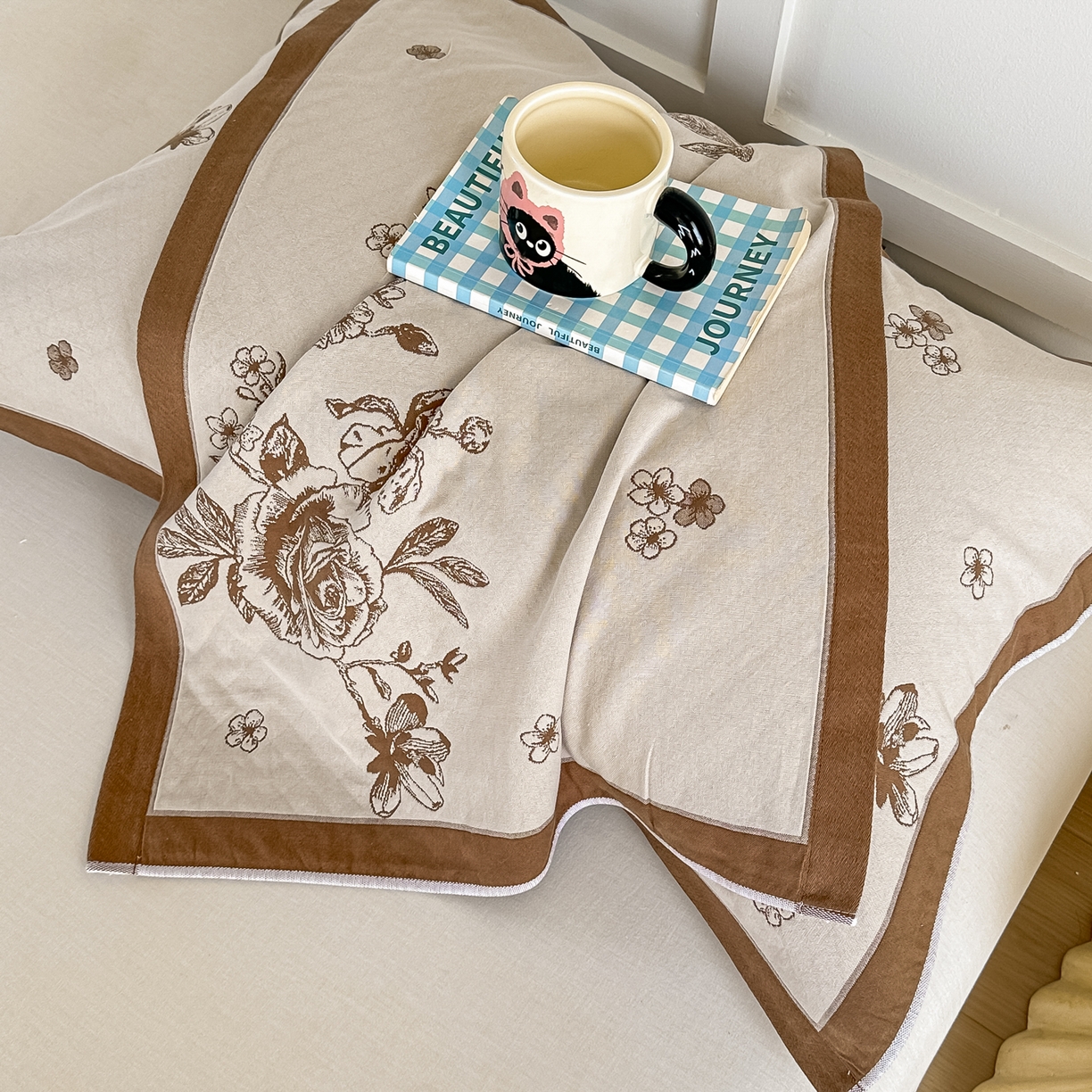 91家纺网 家纺一手货源 找家纺 沐瑟家纺 2025新款馨梦枕巾 线条花-棕 52x75cm枕巾一对