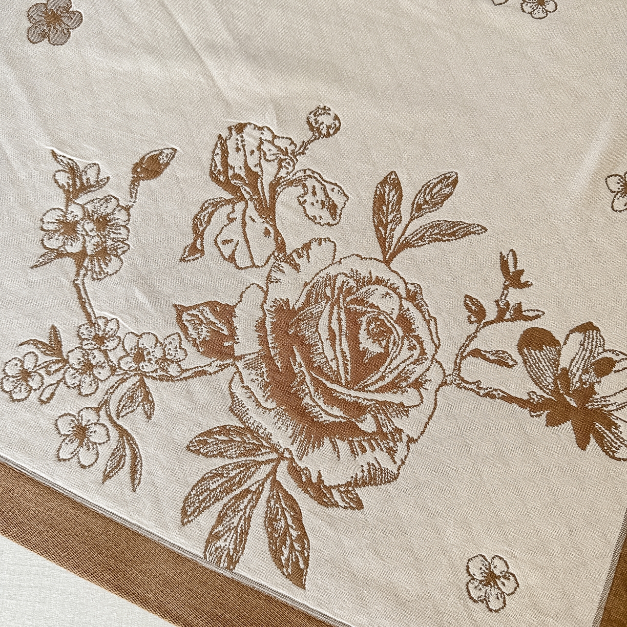 91家纺网 家纺一手货源 找家纺 沐瑟家纺 2025新款馨梦枕巾 线条花-棕 52x75cm枕巾一对